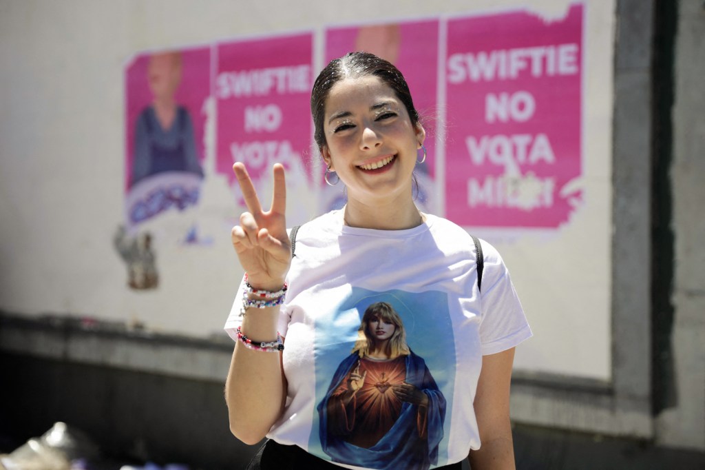 000_342Z7QA.jpg POLÍTICA - Fã na Argentina: cartazes contra o candidato direitista Milei