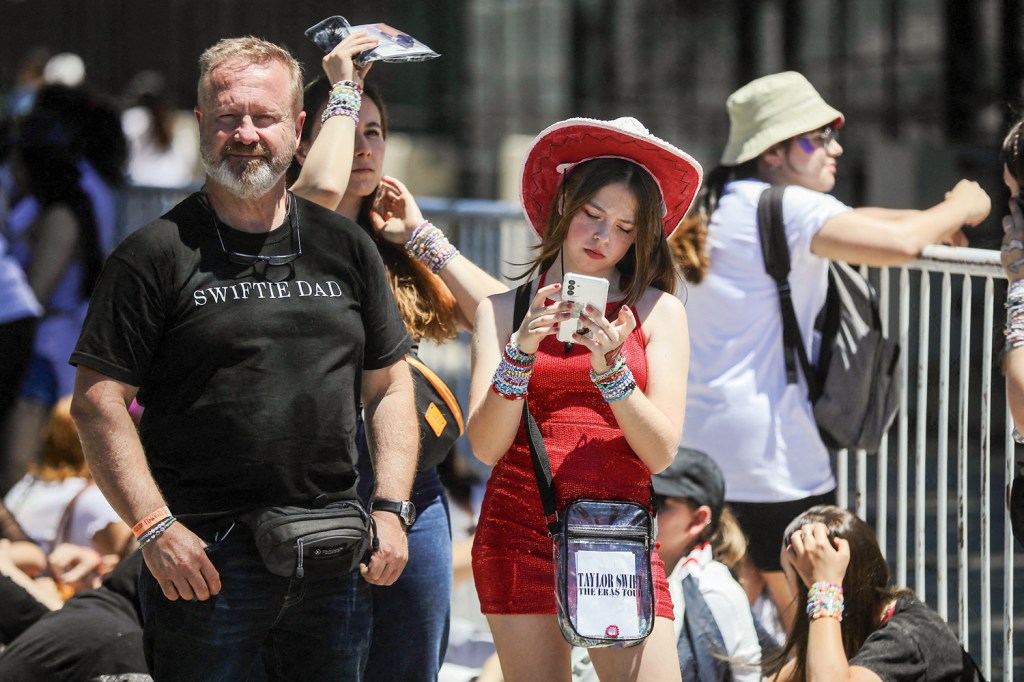 EM FAMÍLIA - Pai e filha em fila de show: camiseta “pai de swiftie” virou moda