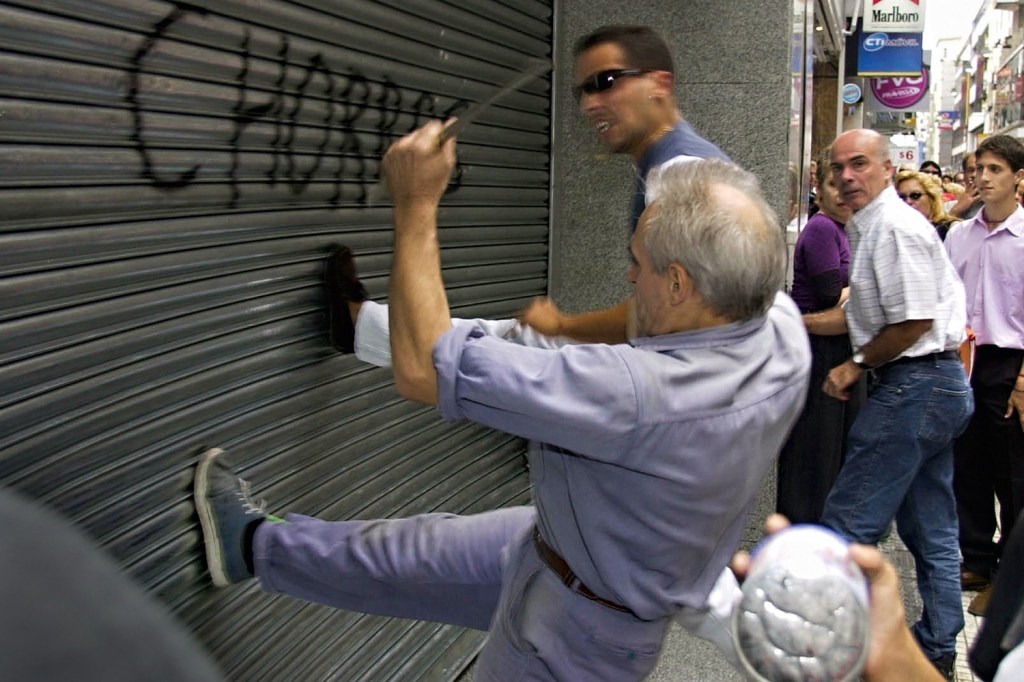 A PONTAPÉS - Protesto contra os bancos, em 2001: sucessivas crises econômicas há pelo menos quatro décadas