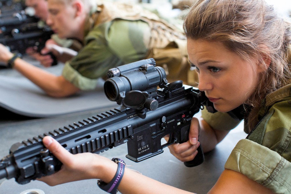 NO FRONT - Exercício de tiro na Noruega: país foi o primeiro da Otan a adotar o serviço militar obrigatório para mulheres