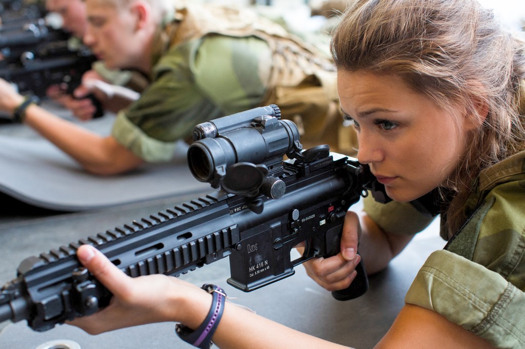 000_EJ04J.jpg NO FRONT - Exercício de tiro na Noruega: país foi o primeiro da Otan a adotar o serviço militar obrigatório para mulheres