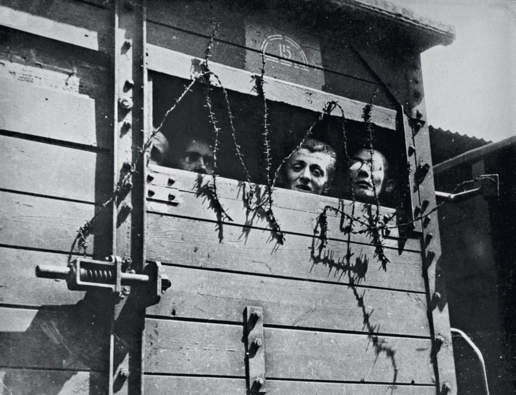 HORROR - Judeus sendo levados de trem para campo de concentração nazista: barbárie movida pela disseminação do ódio