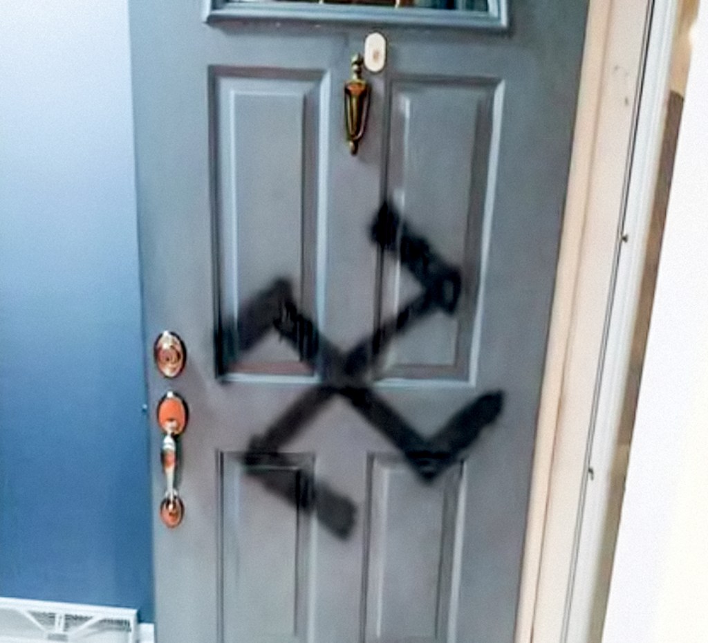 DO LADO DE LÁ - Mais violência: suástica na fachada da casa em Lyon, na França, onde uma judia foi esfaqueada