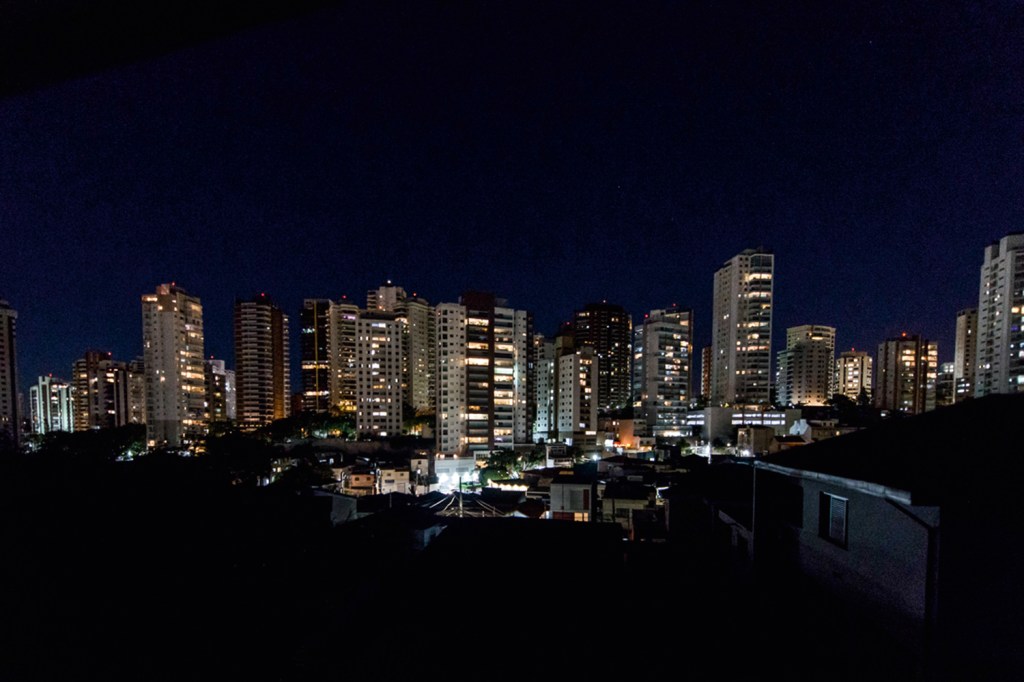 2457637_fotoarena.jpg CAOS - São Paulo à noite: em alguns lugares, a luz demorou seis dias para voltar