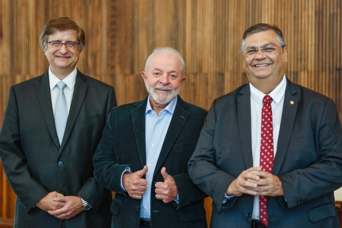 Paulo Gonet, Lula e Flávio Dino, no Palácio da Alvorada, nesta segunda-feira