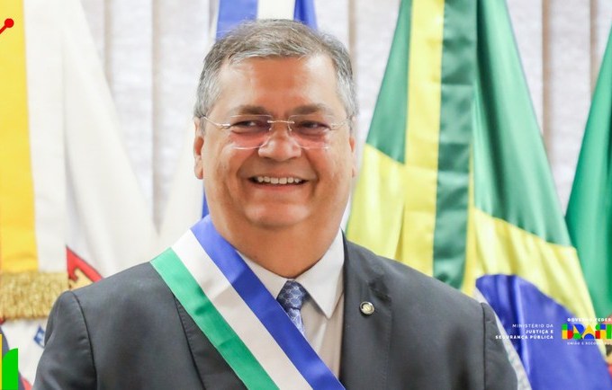 O ministro da Justiça e Segurança Pública, Flávio Dino, recebe a Medalha de Imposição da Ordem do Mérito da Defesa, concedida pelo Ministério da Defesa