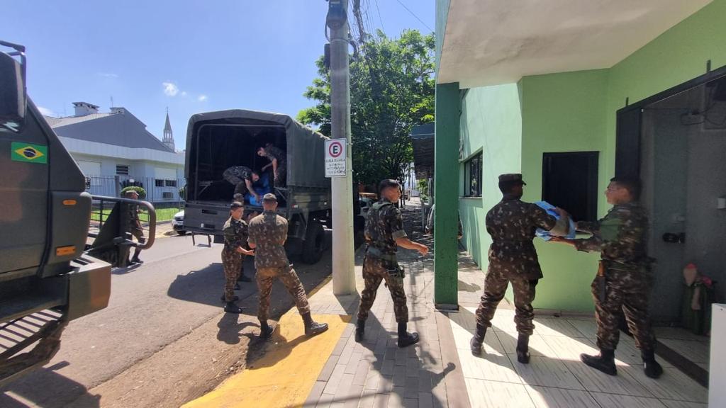 Militares atuam no apoio às vítimas de enchentes na região Sul