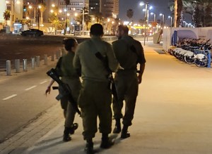 À noite, militares patrulham área à beira mar de Tel Aviv À noite, militares patrulham área à beira mar de Tel Aviv