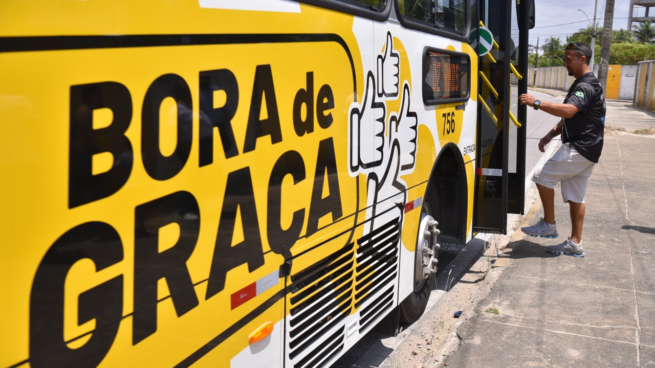 Ônibus do Programa Bora de Graça - Tarifa Zero no município de Caucaia-CE