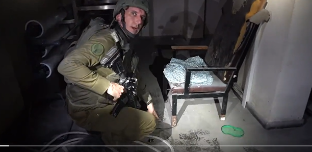 Daniel Hagari, porta-voz das Forças de Defesa de Israel, mostra esconderijo do Hamas dentro do Hospital Oncológico Rantisi