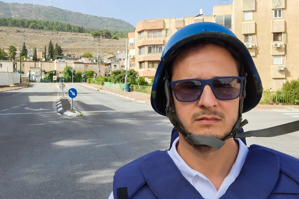 TENSÃO - O editor Ernesto Neves nas ruas fantasmas de Kiryat Shmona, fronteira norte de Israel com o Líbano: relato sobre o risco de expansão do conflito