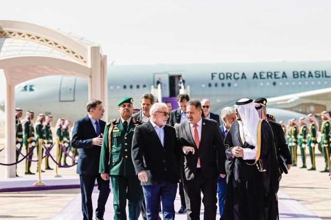 O presidente Luiz Inácio Lula da Silva (PT) e comitiva desembarcam em Riade, capital da Arábia Saudita, onde começa o giro pelo Oriente Médio e Alemanha. 28/11/2023 –