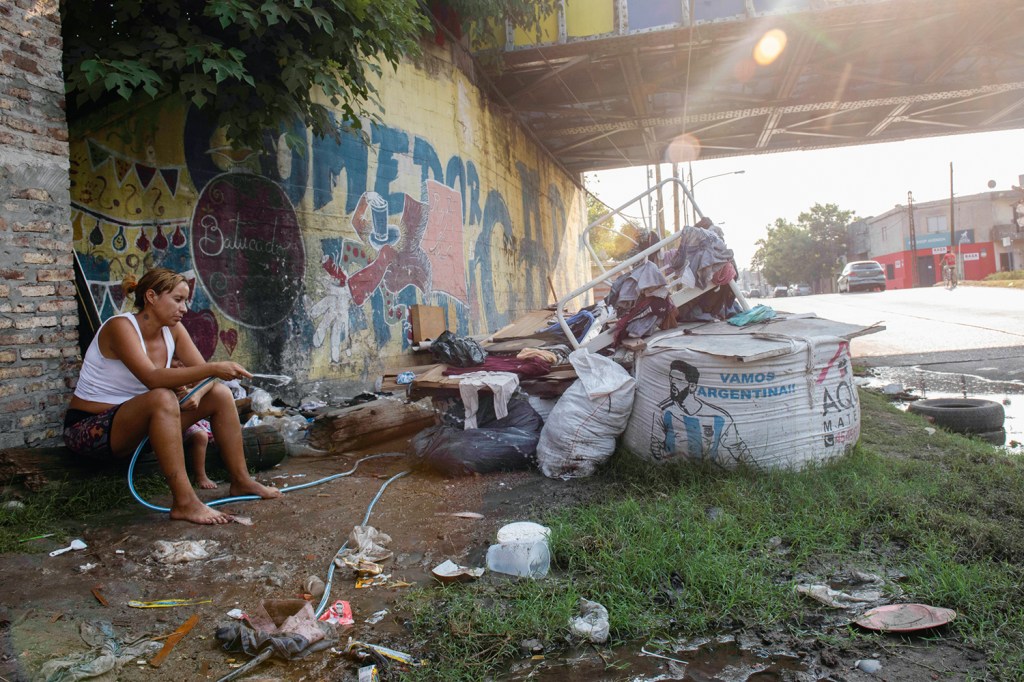 DESALENTO - Moradora de rua em Buenos Aires: 40% da população na pobreza