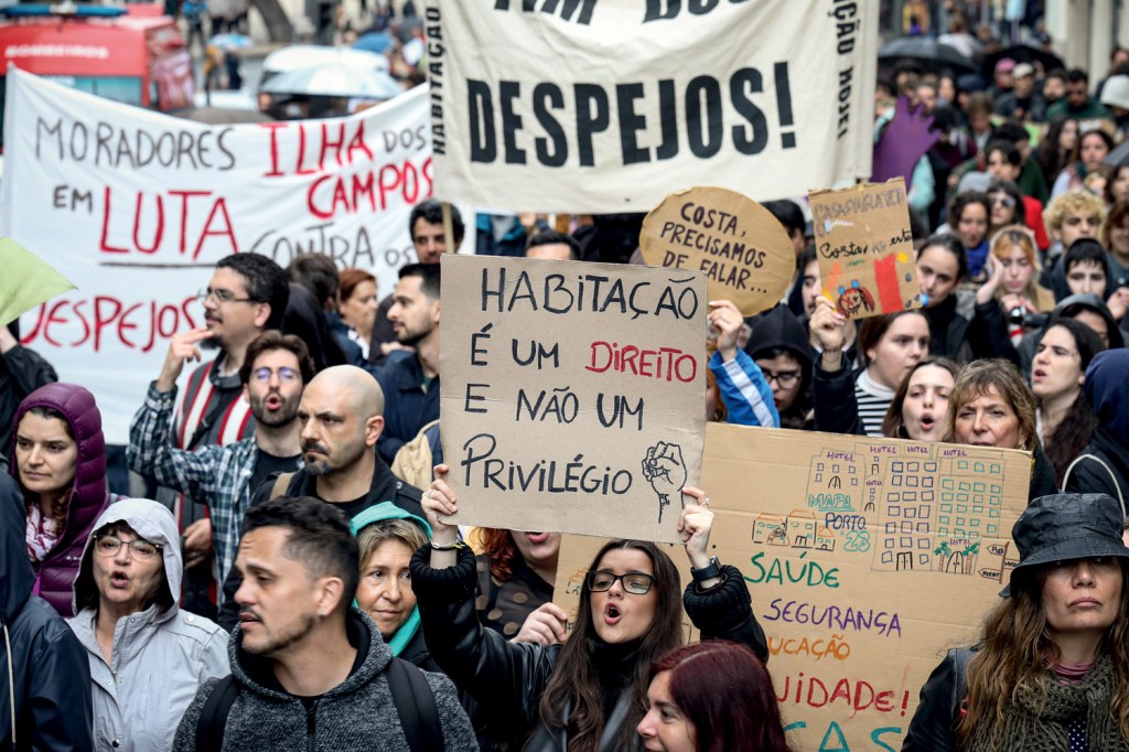 Thousands of people stage a demonstration for the right to fair and accessible housing and for the end of property speculations in Porto, Portugal, on April 1, 2023 Credito: Rita Franca/NurPhoto/Getty Images