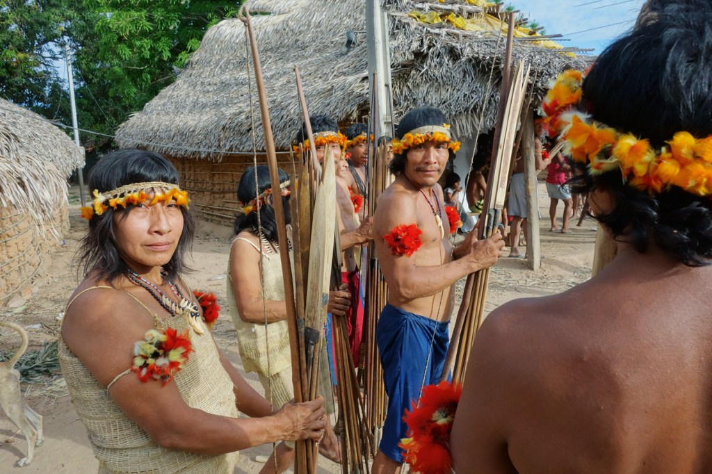 AUTÊNTICAS - Mulheres do povo Awá prontas para a caça: legado ancestral