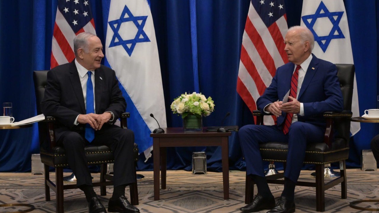O presidente dos EUA, Joe Biden, ouve o primeiro-ministro israelense, Benjamin Netanyahu, durante uma reunião bilateral à margem da 78ª Assembleia Geral da ONU na cidade de Nova York, em setembro deste ano