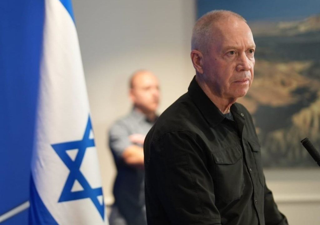 Ministro da Defesa de Israel, Yoav Gallant fala durante uma conferência de imprensa em Tel Aviv, Israel. 25/10/2023 -
