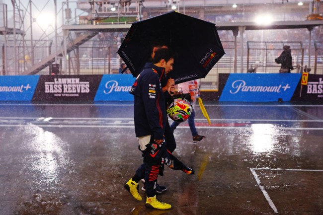 Sergio Perez volta para os boxes sob chuva forte durante a qualificação antes do Grande Prêmio de São Paulo de F1 no Autódromo José Carlos Pace -