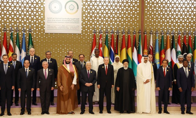 O presidente turco Recep Tayyip Erdogan (quinto à direita) posa para uma foto de família durante a Cúpula Conjunta Extraordinária da Organização de Cooperação Islâmica e da Liga Árabe no Centro Internacional de Conferências Rei Abdulaziz em Riad, Arábia Saudita, em novembro 11 de outubro de 2023