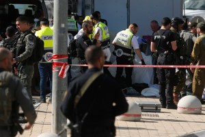 A polícia israelense protege avenida após um ataque de homens armados em um posto de controle entre a Cisjordânia e Jerusalém, em 16 de novembro de 2023. Oito israelenses ficaram feridos no ataque e três homens armados foram mortos, segundo a polícia