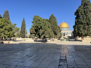 A Mesquita de Al-Aqsa e seu pátio são vistos vazios antes das orações de sexta-feira, enquanto as forças israelenses continuam a impor restrições aos palestinos em Jerusalém Oriental