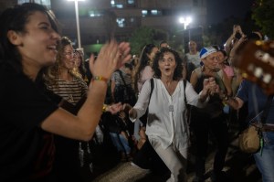 Israelenses celebram nas ruas de Tel Aviv a liberação do primeiro grupo de sequestrados pelo Hamas nesta sexta-feira, 24