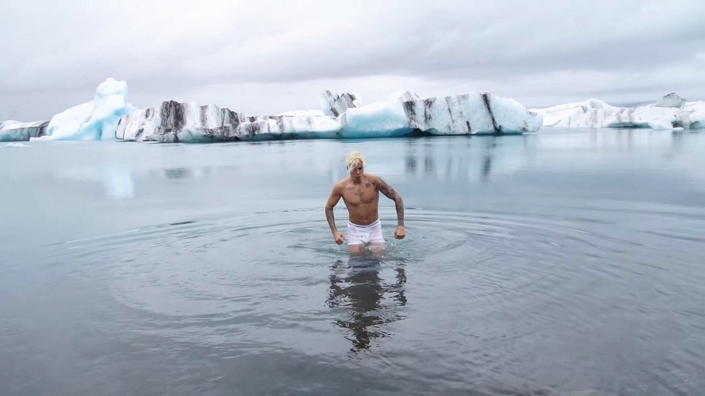 CORAGEM - O estilo de Justin Bieber, incomodado: cuecão branco nas geleiras