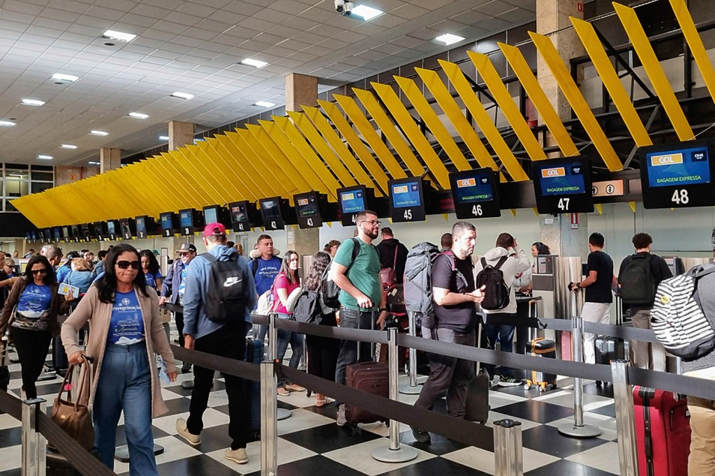 SAO902697.JPG VIA-CRÚCIS - Filas enormes antes dos portões: apenas o início de uma insuportável travessia aborrecida