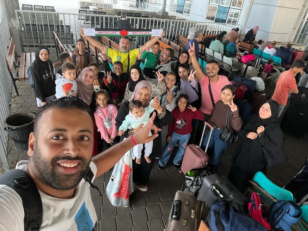 Grupo de brasileiros que deixou Gaza neste sábado (12/111/2023)