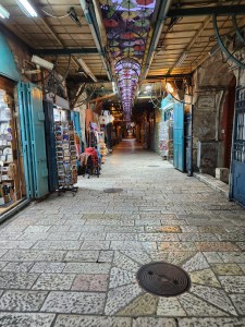 A Cidade Velha, epicentro turístico de Jerusalém, vazia na última quinta (23). Israel implementou restrições aos palestinos que desejam participar das orações na Mesquita de Al-Aqsa e estabeleceu postos de controle