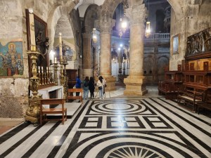 Sempre lotada de turistas e peregrinos, a Igreja do Santo Sepulcro, um dos lugares mais sagrados para o cristianismo, está deserta desde os ataques de outubro