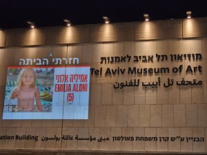 Projeções em Tel Aviv exibem fotos de reféns libertados. Na imagem, a menina Emilia Aloni, de 5 anos