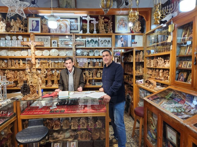 O comerciante Victor Batar e o filho, Rony, em Belém, na Cisjordânia