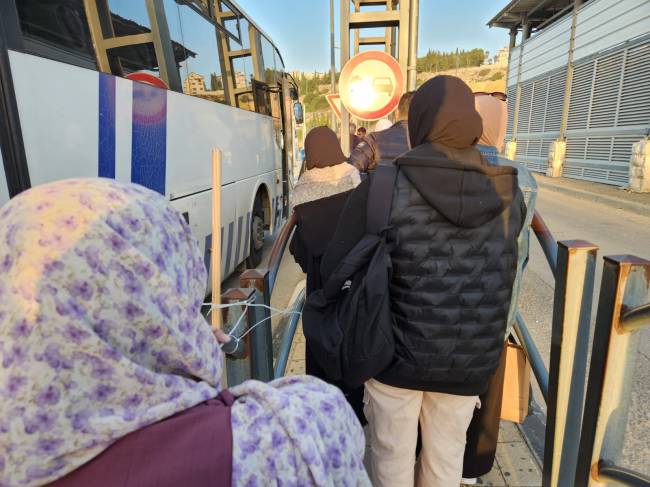 Palestinos aguardam para passar por checagem em posto de controle da Cisjordânia: após seguidos atentados, guardas nervosos olham os documentos Palestinos aguardam para passar por checagem em posto de controle da Cisjordânia: após seguidos atentados, guardas nervosos olham os documentos
