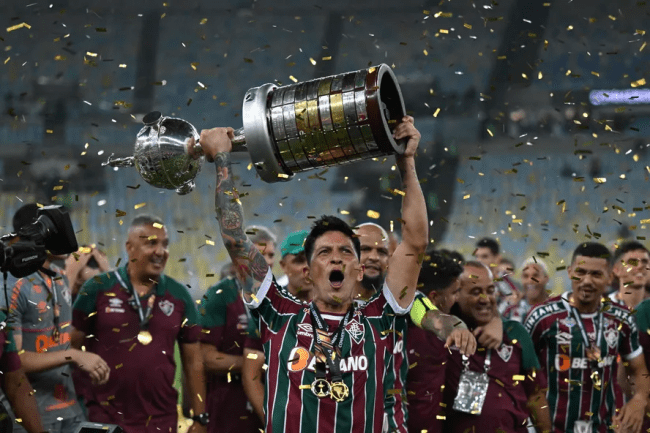 Artilheiro do Fluminense, Cano levanta a taça da Libertadores 2023.