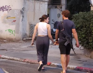 Reservista do exército de Israel aproveita a folga na orla da cidade