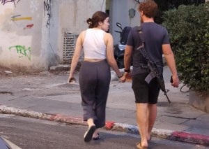 Reservista aproveita dia de sol na orla de Tel Aviv: armas ficam permanentemente descarregadas Reservista aproveita dia de sol na orla de Tel Aviv: armas ficam permanentemente descarregadas