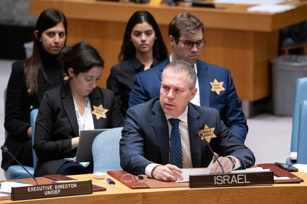 PROTESTO - Embaixador Erdan com a estrela amarela: ele acusou a ONU de antissemitismo