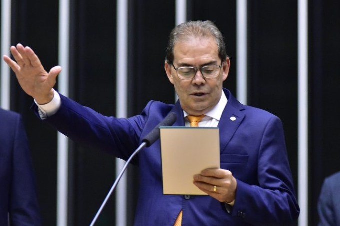 O deputado federal Paulinho da Força (Solidariedade-SP) faz juramento ao tomar posse do mandato no plenário da Câmara, nesta quinta-feira