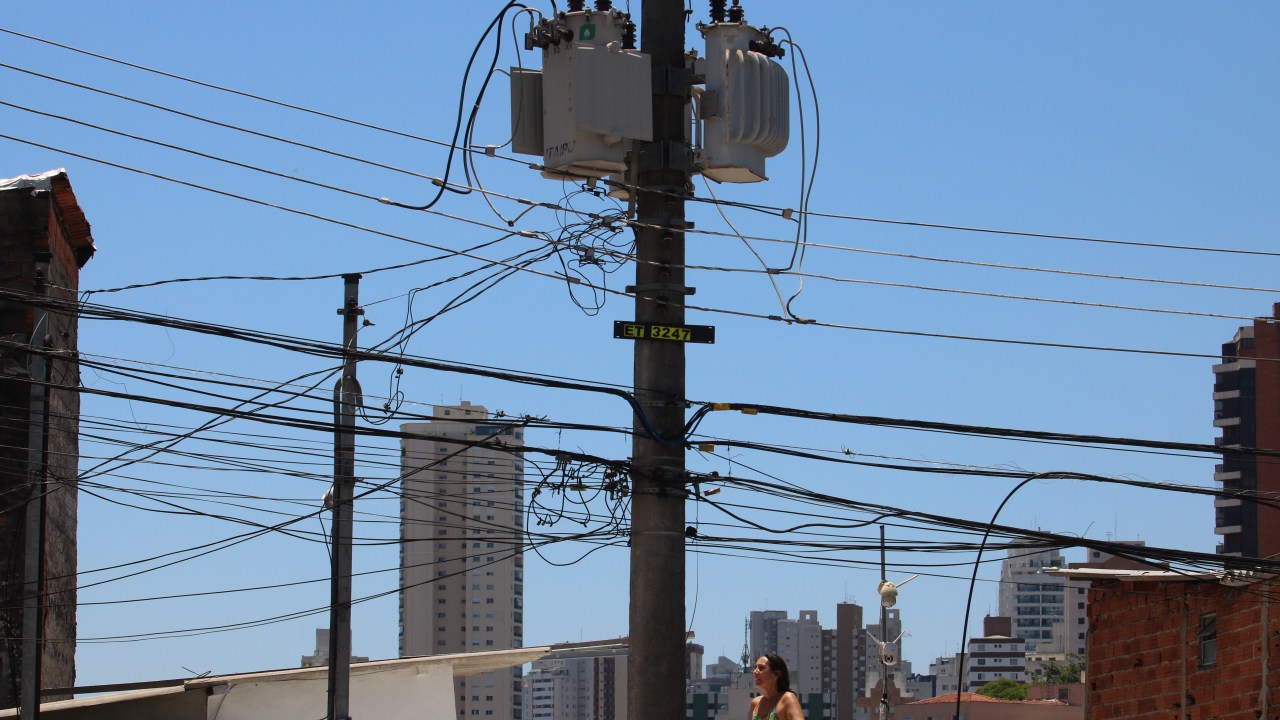 Poste de energia elétrica com cabos desconectados durante blecaute de energia em São Paulo (06/11/2023)