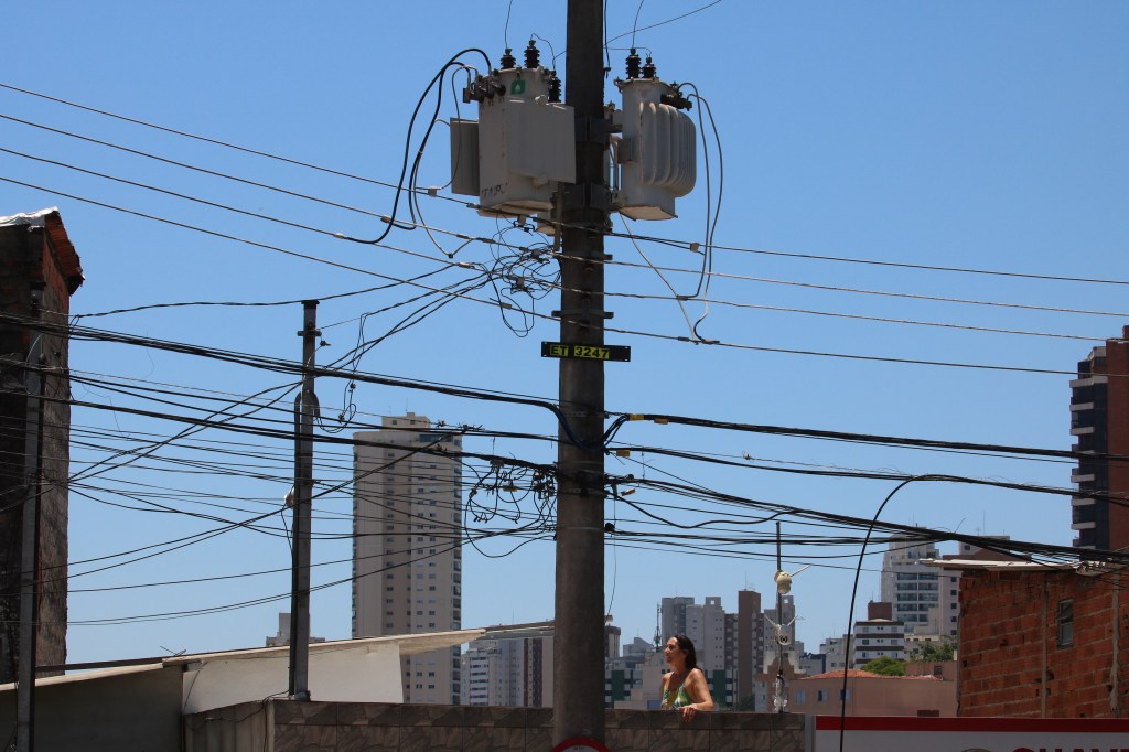Poste de energia elétrica com cabos desconectados durante blecaute de energia em São Paulo (06/11/2023)