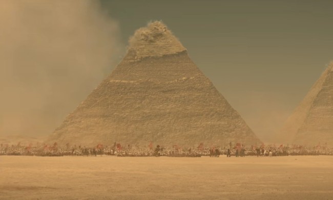 Pirâmides atacadas em cena do filme 'Napoleão' -