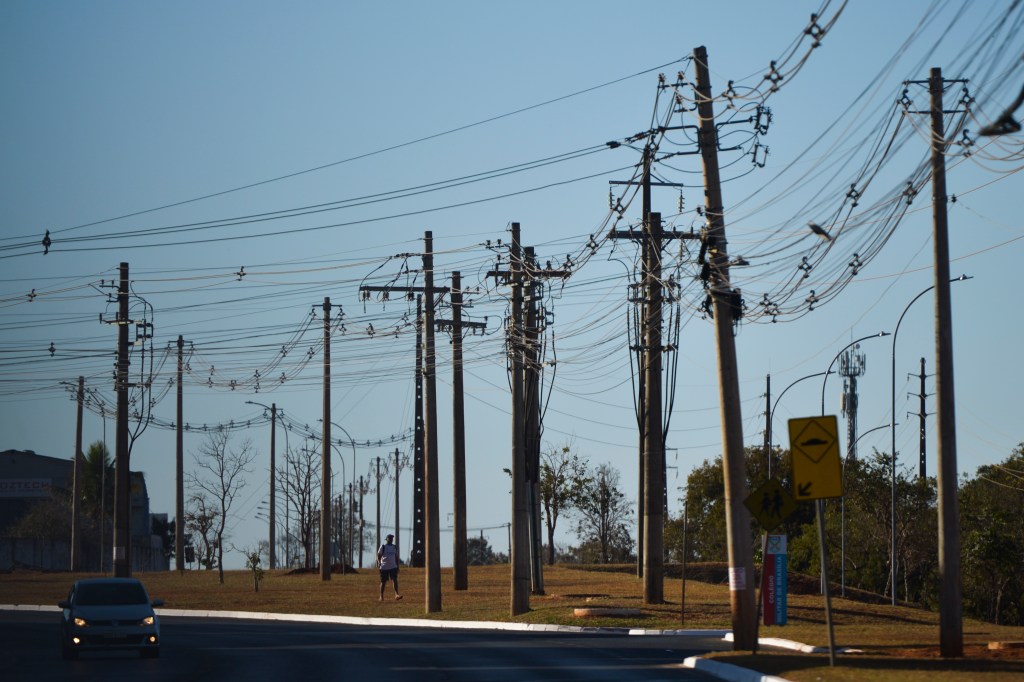Postes de rede elétrica próximo ao Colégio Militar de Brasília, no bairro da Asa Norte -