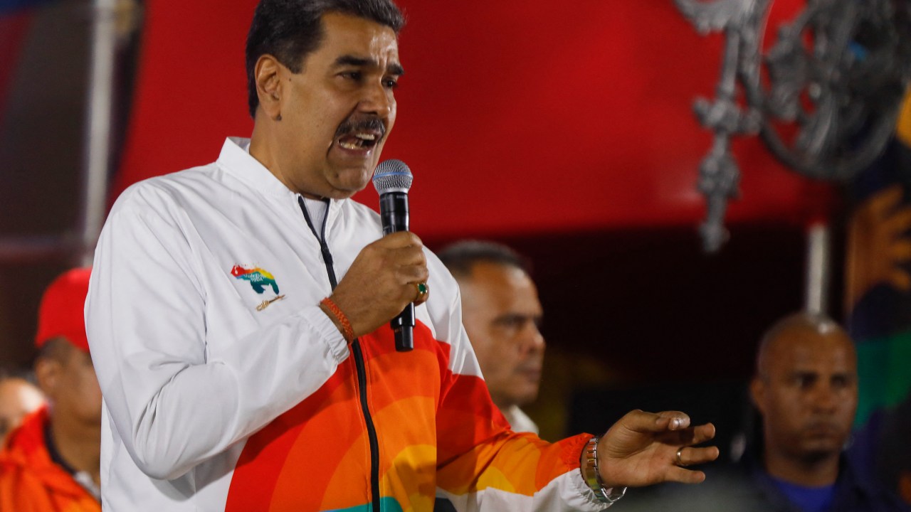 O presidente da Venezuela, Nicolás Maduro, fala após a divulgação do referendo sobre disputa com a Guiana
