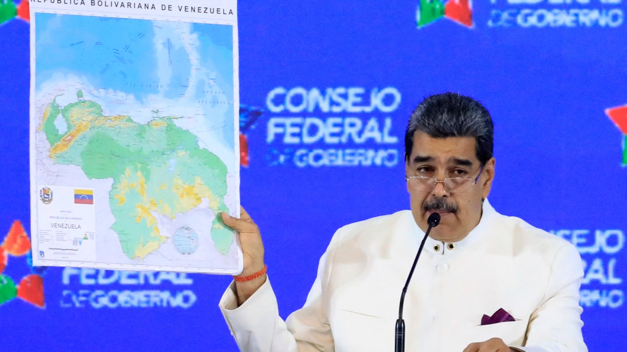 Maduro propõe província em Essequibo, área da Guiana, e mostra 'novo mapa' da Venezuela
