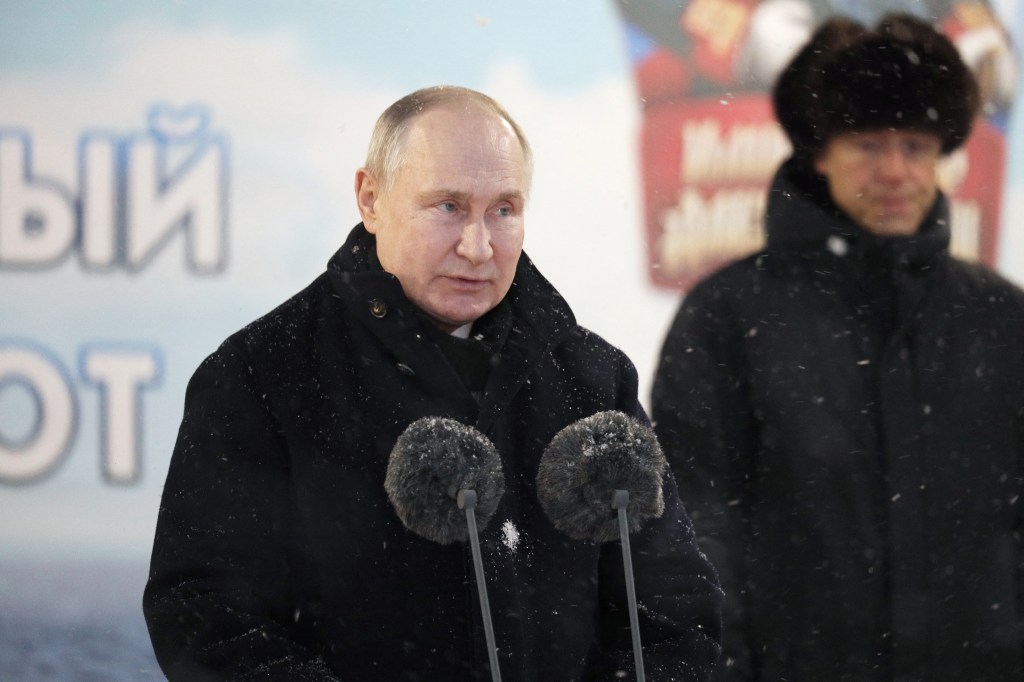 O presidente da Rússia, Vladimir Putin, participa de cerimônia de hasteamento da bandeira nos novos submarinos nucleares Imperador Alexandre III e Krasnoyarsk, no porto ártico de Severodvinsk. 11/12/2023