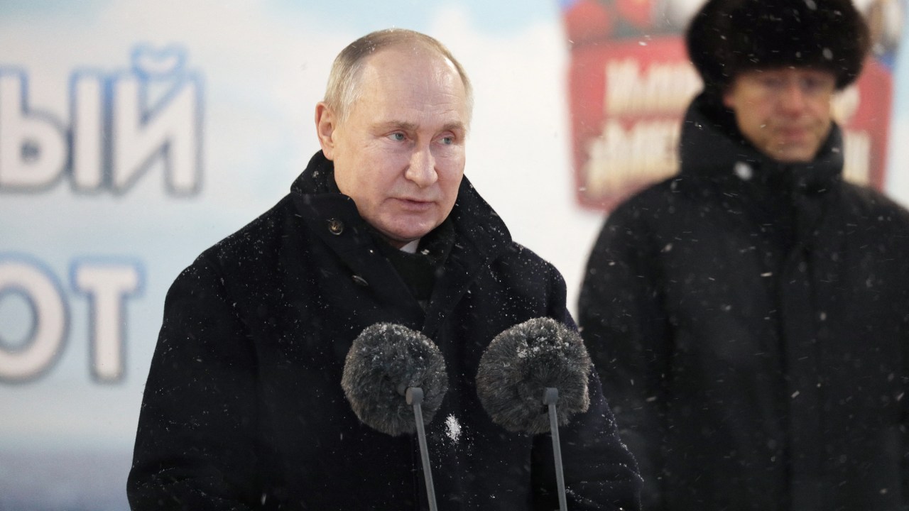 O presidente da Rússia, Vladimir Putin, participa de cerimônia de hasteamento da bandeira nos novos submarinos nucleares Imperador Alexandre III e Krasnoyarsk, no porto ártico de Severodvinsk. 11/12/2023