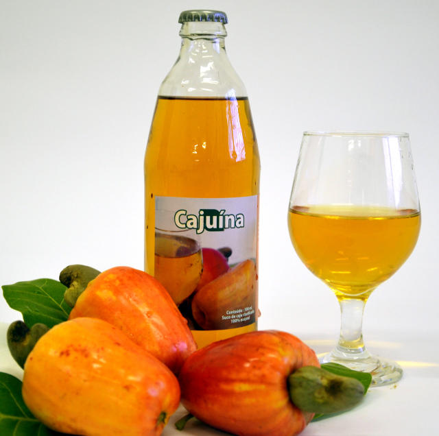 146160120m CAJUÍNA - Bebida é produzida da clarificação e filtragem da fruta originária do litoral brasileiro