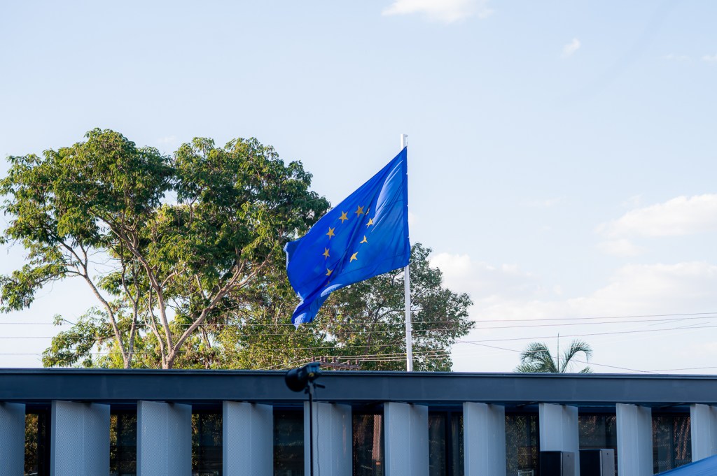 A bandeira da União Europeia, hasteada na sede do bloco em Brasília