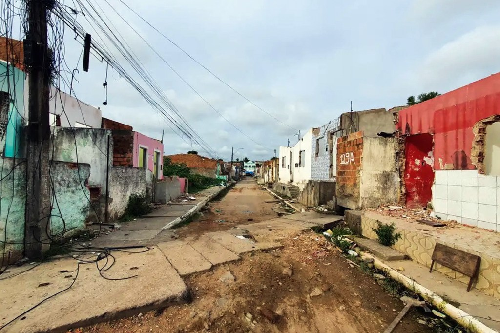 DESOLAÇÃO - Rua abandonada na cidade: moradores saíram às pressas
